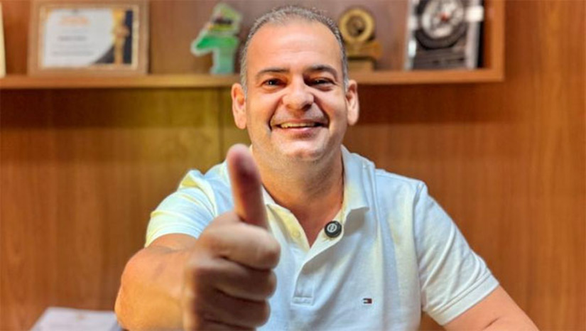 Imagem 1 -  O evento será realizado no dia 22 de março, no Calçadão, reunindo a comunidade cristã em uma noite especial de louvor, adoração e celebração da fé. A iniciativa reforça o compromisso da gestão municipal em valorizar as expressões religiosas e atender a um antigo sonho da classe evangélica local.  Entre as atrações confirmadas estão o Pagode Restaura, que evangeliza através da música com mensagens de fé e renovação, e a cantora Isadora Pompeo, uma das maiores referências da música gospel no Brasil, reconhecida nacionalmente por tocar milhares de corações com suas canções e testemunho.