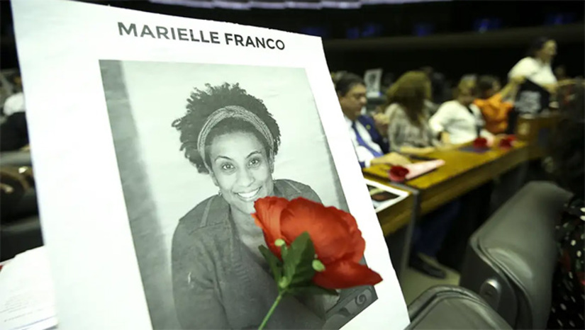 Imagem 1 - Marielle e Anderson foram fuzilados no dia 14 de março de 2018, em Estádio, região Central do Rio de Janeiro. Os executores Roni Lessa e Élcio Queiroz já foram condenados e estão cumprindo a sentença. Nesta terça, começa o julgamento dos mandantes: Domingos Brazão, Chiquinho, Rivaldo Barbosa, Ronald Alves e Robson Calixto. Veja COMO ASSISTIR AO VIVO Imagem 1 - Marielle e Anderson foram fuzilados no dia 14 de março de 2018, em Estádio, região Central do Rio de Janeiro. Os executores Roni Lessa e Élcio Queiroz já foram condenados e estão cumprindo a sentença. Nesta terça, começa o julgamento dos mandantes: Domingos Brazão, Chiquinho, Rivaldo Barbosa, Ronald Alves e Robson Calixto. Veja COMO ASSISTIR AO VIVO