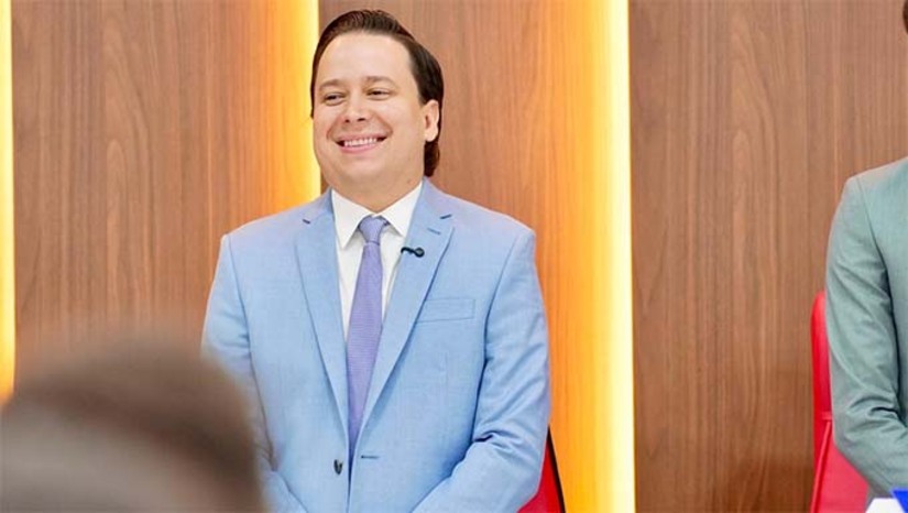 Imagem 1 - Em mensagem anual na Câmara, o prefeito de Caraúbas, Givago Barreto, destacou ações de 2025, como obras de infraestrutura, fim do lixão, implantação de programas nas áreas de saúde, educação e causa animal, além de reajuste para professores e pagamento em dia dos servidores. Para 2026, anunciou a construção de uma creche e de um CAPS, reforçando o compromisso com o desenvolvimento do município. Imagem 1 - Em mensagem anual na Câmara, o prefeito de Caraúbas, Givago Barreto, destacou ações de 2025, como obras de infraestrutura, fim do lixão, implantação de programas nas áreas de saúde, educação e causa animal, além de reajuste para professores e pagamento em dia dos servidores. Para 2026, anunciou a construção de uma creche e de um CAPS, reforçando o compromisso com o desenvolvimento do município.