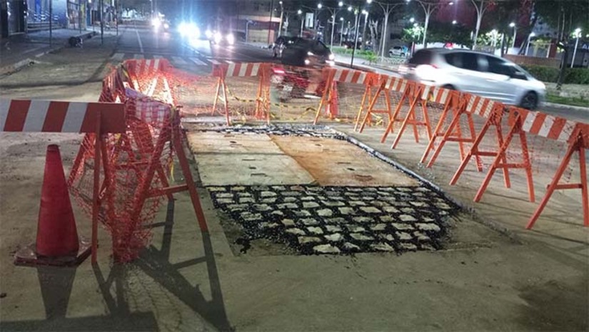 Imagem 1 - A equipe da Caern adiantou os trabalhos na avenida Alfredo Fernandes, no Centro de Mossoró, entre as ruas José de Alencar e Coronel Gurgel. A escavação foi concluída na noite de segunda-feira (23), e o concreto aplicado precisa de 48 horas para cura. A passagem de veículos será parcial, pela lateral da Riachuelo, até quinta-feira (26). A intervenção foi iniciada após identificação de desperdício de água tratada na rede, situação que demandou ação imediata por parte da companhia. Para reduzir os impactos no tráfego, a Secretaria de Segurança, Defesa Civil, Mobilidade Urbana e Trânsito orienta que os condutores utilizem rotas alternativas, como as ruas Augusto Severo e Felipe Camarão. Imagem 1 - A equipe da Caern adiantou os trabalhos na avenida Alfredo Fernandes, no Centro de Mossoró, entre as ruas José de Alencar e Coronel Gurgel. A escavação foi concluída na noite de segunda-feira (23), e o concreto aplicado precisa de 48 horas para cura. A passagem de veículos será parcial, pela lateral da Riachuelo, até quinta-feira (26). A intervenção foi iniciada após identificação de desperdício de água tratada na rede, situação que demandou ação imediata por parte da companhia. Para reduzir os impactos no tráfego, a Secretaria de Segurança, Defesa Civil, Mobilidade Urbana e Trânsito orienta que os condutores utilizem rotas alternativas, como as ruas Augusto Severo e Felipe Camarão.