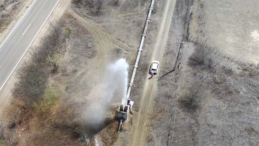 Imagem 1 -  A nova Adutora Apodi-Mossoró, uma das maiores obras de infraestrutura hídrica do Rio Grande do Norte, já está integrada ao sistema de abastecimento de Mossoró. A estrutura, que representa um investimento de cerca de R$ 90 milhões, visa garantir a segurança hídrica da segunda maior cidade do estado, beneficiando mais de 160 mil moradores. Neste primeiro momento, o volume de água que chega à segunda maior cidade do Estado é de 300 mil litros por hora.