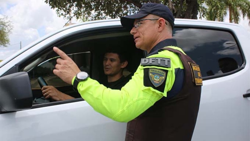 Imagem 1 - A campanha da Secretaria Municipal de Segurança, Defesa Civil, Mobilidade Urbana e Trânsito destaca que o celular só deve ser utilizado quando o veículo estiver devidamente estacionado em local permitido e seguro. No trânsito, cada segundo de distração pode custar caro. Respeitar as leis, agir com prudência e manter o foco na direção são atitudes simples que preservam vidas. Afinal, no trânsito, cada escolha faz a total diferença. Imagem 1 - A campanha da Secretaria Municipal de Segurança, Defesa Civil, Mobilidade Urbana e Trânsito destaca que o celular só deve ser utilizado quando o veículo estiver devidamente estacionado em local permitido e seguro. No trânsito, cada segundo de distração pode custar caro. Respeitar as leis, agir com prudência e manter o foco na direção são atitudes simples que preservam vidas. Afinal, no trânsito, cada escolha faz a total diferença.