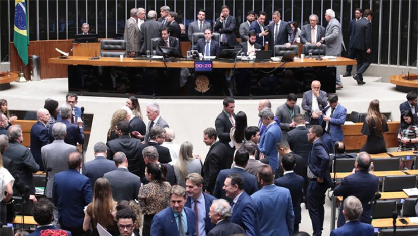 Imagem 1 - A PEC do fim da jornada 6 x 1, com proposta de 5 x 2 e 6h diárias, virou uma equação do fim do mundo na Câmara dos Deputados. Com um Congresso dominado pelo patronato, desde o Governo Bolsonaro, o PT já encontra forte resistência no lobby das associações empresariais. O desafio maior não está na quantidade de folgas por semana – duas folgas, a ideia que tem menos rejeição, diante de até três que já propuseram, o que a maioria considera loucura. O maior problema é que a esquerda quer aumentar folgas e reduzir de 8h, em média, para 6 horas a carga horária/dia, sem desconto nos salários. Mais, na COLUNA ESPLANADA Imagem 1 - A PEC do fim da jornada 6 x 1, com proposta de 5 x 2 e 6h diárias, virou uma equação do fim do mundo na Câmara dos Deputados. Com um Congresso dominado pelo patronato, desde o Governo Bolsonaro, o PT já encontra forte resistência no lobby das associações empresariais. O desafio maior não está na quantidade de folgas por semana – duas folgas, a ideia que tem menos rejeição, diante de até três que já propuseram, o que a maioria considera loucura. O maior problema é que a esquerda quer aumentar folgas e reduzir de 8h, em média, para 6 horas a carga horária/dia, sem desconto nos salários. Mais, na COLUNA ESPLANADA
