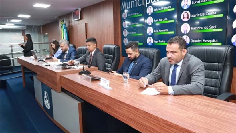Imagem 1 - A pauta inicial da sessão contou com mais de 100 matérias para análise e discussão dos parlamentares, entre indicações, projetos de lei, projetos de decreto legislativo, requerimentos, análise de vetos e emendas. As sessões ordinárias acontecem semanalmente às terças e quartas-feiras, a partir das 9h. Nos demais dias, o Legislativo municipal mantém as atividades por meio de reuniões de comissões permanentes, realização de audiências públicas, sessões solenes e desenvolvimento de outras ações institucionais da Casa. Imagem 1 - A pauta inicial da sessão contou com mais de 100 matérias para análise e discussão dos parlamentares, entre indicações, projetos de lei, projetos de decreto legislativo, requerimentos, análise de vetos e emendas. As sessões ordinárias acontecem semanalmente às terças e quartas-feiras, a partir das 9h. Nos demais dias, o Legislativo municipal mantém as atividades por meio de reuniões de comissões permanentes, realização de audiências públicas, sessões solenes e desenvolvimento de outras ações institucionais da Casa.