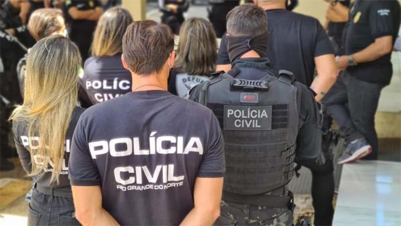 Imagem 1 - O Governo do Rio Grande do Norte nomeou, nesta terça-feira (24), 161 novos policiais civis formados no Curso de Formação Profissional, sendo 119 agentes, 23 delegados e 19 escrivães. A medida integra o processo de recomposição do efetivo da Polícia Civil, que desde 2019 já recebeu 905 novos servidores, o equivalente a cerca de 80% do quadro existente à época. O Governo do Estado já nomeou aproximadamente 5 mil novos agentes de segurança pública, entre policiais civis, militares e bombeiros para recompor e ampliar os efetivos, somando-se a outras ações estruturantes voltadas ao fortalecimento da segurança pública no estado. Imagem 1 - O Governo do Rio Grande do Norte nomeou, nesta terça-feira (24), 161 novos policiais civis formados no Curso de Formação Profissional, sendo 119 agentes, 23 delegados e 19 escrivães. A medida integra o processo de recomposição do efetivo da Polícia Civil, que desde 2019 já recebeu 905 novos servidores, o equivalente a cerca de 80% do quadro existente à época. O Governo do Estado já nomeou aproximadamente 5 mil novos agentes de segurança pública, entre policiais civis, militares e bombeiros para recompor e ampliar os efetivos, somando-se a outras ações estruturantes voltadas ao fortalecimento da segurança pública no estado.