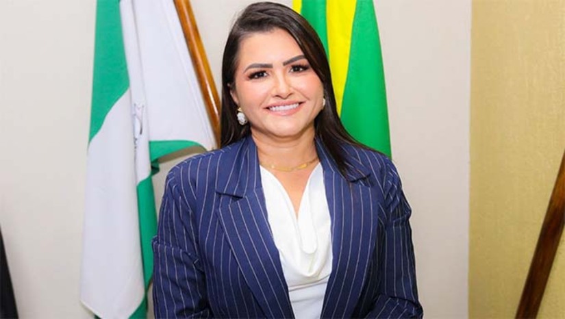 Imagem 1 -  A prefeita Lidiane Marques apresentou o balanço de 2025 e anunciou um reajuste de 5,4% para os professores, destacando que, em seis anos, a categoria já acumula 63,48% de aumento salarial. A gestora também confirmou o maior investimento em mobilidade urbana da história da cidade, com a construção do acesso da RN-013 à Praia de Gado Bravo, além de destacar avanços em pavimentação e moradia, como a ampliação do programa Habita Tibau, que já beneficiou 80 famílias e entregará mais 50 casas em breve, além de outras 100 em parceria com o Governo Federal.