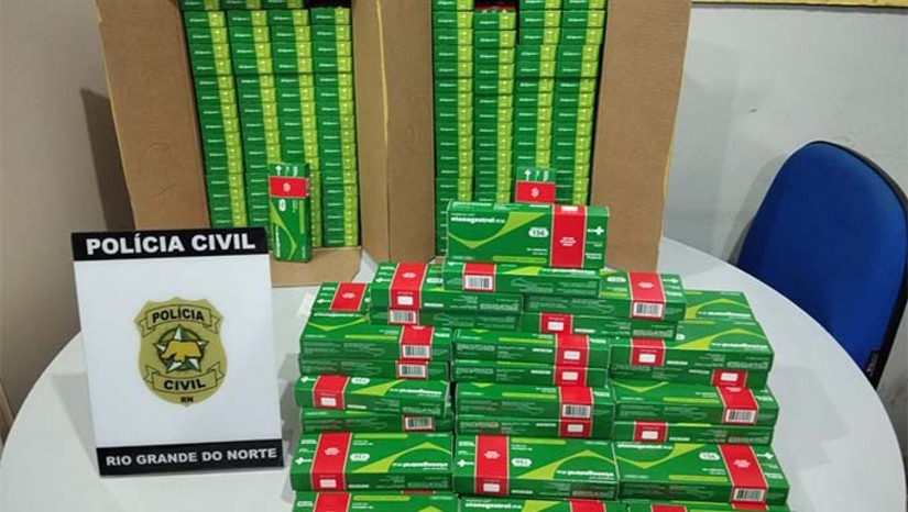   De acordo com as investigações, a irregularidade foi identificada após controle interno de estoque realizado pela própria Secretaria, que constatou a ausência dos medicamentos e registrou Boletim de Ocorrência. Com o avanço das diligências, os policiais conseguiram identificar e localizar o suspeito do crime. Durante a ação, foram recuperadas medicações fornecidas pelo Sistema Único de Saúde (SUS), avaliadas em aproximadamente R$ 260 mil. O suspeito, que era servidor municipal na época, foi identificado e levado à delegacia, podendo responder por furto qualificado. 