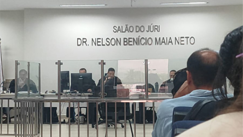   Roberto Simões de Araújo foi condenado nesta quarta-feira, 25, a 9 anos de prisão pelo Tribunal do Júri Popular da Comarca de Pau dos Ferros, por ter atropelado e matado a servidora pública Maria do Socorro Morais, no dia 21 de outubro de 2018, na BR 405, em frente ao Hospital Regional. O réu passou a noite farreando, aparentava embriaguez e desenvolvia alta velocidade quando atropelou e matou vítima. O mesmo aconteceu no caso Netão, atropelado e morto por Lucas Vinicius, diferenciando somente a data do ocorrido.