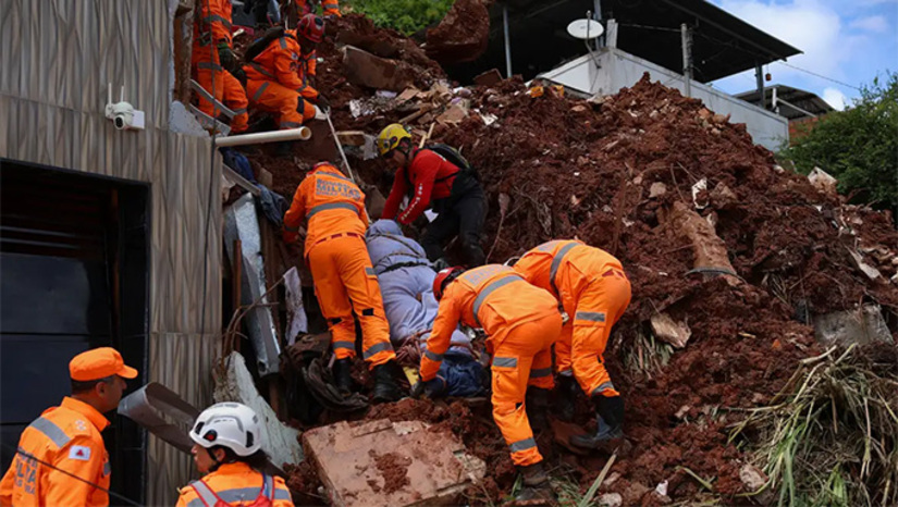   Juiz de Fora e Ubá concentram as vítimas dos temporais. Ao todo, até o momento, foram recuperados 42 corpos de vítimas em Juiz de Fora e outros 6 em Ubá. O número de desaparecidos está em 20. 120 homens do Corpo de Bombeiros estão trabalhando nos resgates e salvamento nas duas cidades