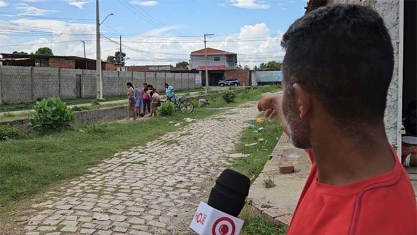 Imagem 1 -  O corpo foi encontrado pelo pintor Wendel Carlos Ferreira, de 45 anos, ao lado da casa dele, que fica entre as ruas Francisco Vasconcelos Santos e a Seis de Janeiro, no Bairro Santo Antônio, em Mossoró-RN. O corpo foi removido para exames na sede da polícia Científica e está sendo investigado pela Divisão de Homicídios e Proteção à Pessoa de Mossoró.