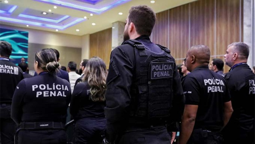 Imagem 1 -  A governadora Fátima Bezerra anunciou que, em março, será publicado o edital de um novo concurso para a Polícia Penal do estado, o 10º desde 2019 na área da segurança pública. Ela destacou que o RN é atualmente o estado mais seguro do Nordeste e o quarto do Brasil, atribuindo os resultados ao fortalecimento do sistema prisional. 