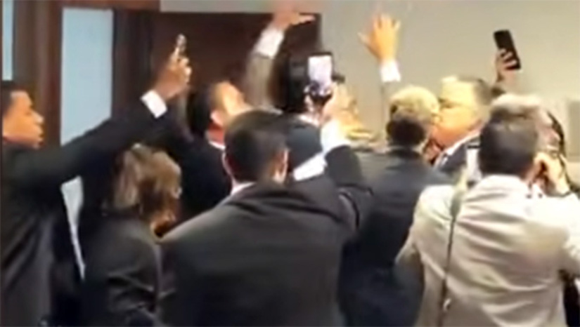   Os palacianos deixaram a porradaria correr solta na CPMI do INSS no Congresso Nacional e não fizeram esforço para usar a base governista e barrar a quebra de sigilo bancário do empresário Fábio Luís – o Lulinha, filho 01 do presidente da República. Nos corredores do Planalto já se sabe que nada vão encontrar na conta dele. É simples. Não que seja inocente. Deve ser investigado, sim, após informações de mesada paga pelo Careca do INSS. Mas a oposição se esqueceu de que ele poderia usar “laranjas” para receber a suposta mesada de R$ 300 mil. E mais, quem deveria investigar para valer a proximidade de Lulinha com Careca é a Polícia Federal. Será que está apurando mesmo? A conferir.