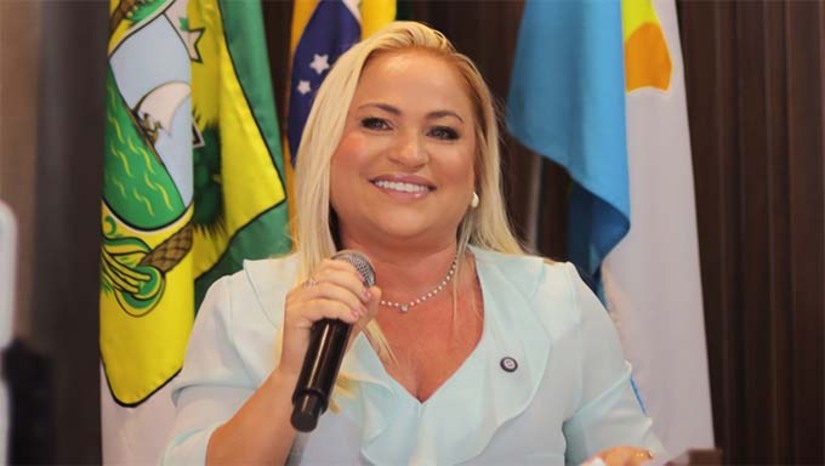 Imagem 1 -  A prefeita Cinthia Sonale destacou as principais ações desenvolvidas em 2025 e os projetos previstos para 2026. Entre os pontos centrais, está o fortalecimento do Programa Acelera Grossos, com obras de pavimentação na zona urbana e rural, incluindo 7 mil m² de piso intertravado no Loteamento José Maria Rodrigues e a entrega da primeira etapa das 200 nova unidades habitacionais do programa “Meu lar, Meu sonho”. Ao encerrar, a prefeita reafirmou que todas as ações têm como prioridade melhorar a qualidade de vida da população e construir um futuro mais justo e desenvolvido para todos os grossenses.