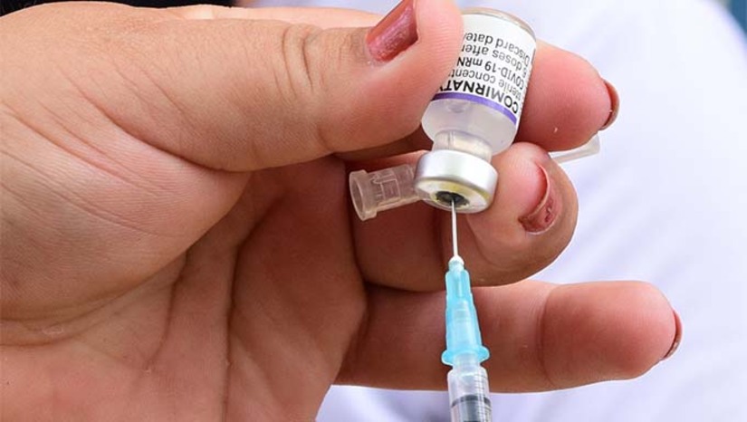 Imagem 1 -  A ação disponibilizará vacinas como dengue (para crianças e adolescentes de 10 a 14 anos), HPV (de 9 a 19 anos), febre amarela, entre outras, seguindo os critérios do Ministério da Saúde. O atendimento acontecerá das 8h às 12h nas UBSs Dr. Chico Costa (Santo Antônio), Dr. Joaquim Saldanha (Estrada da Raiz), Dr. Sueldo Câmara (Aeroporto) e Maria Soares da Costa (Alto de São Manoel). A orientação é que a população leve o cartão de vacinação para conferência de possíveis doses em atraso.