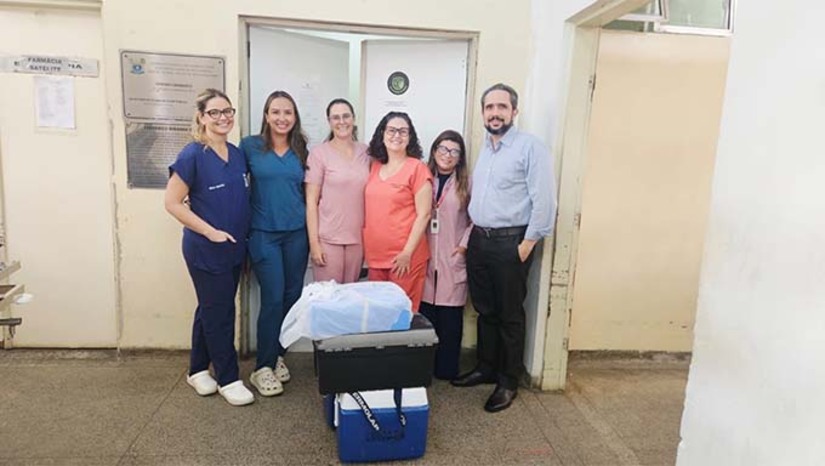 Imagem 1 -  A operação foi conduzida pela Comissão Intra-Hospitalar de Doação de Órgãos e Tecidos para Transplantes (CIHDOTT) da unidade hospitalar. Os rins e as córneas foram encaminhados para Natal, enquanto o fígado seguiu para o Ceará. Para garantir agilidade e segurança no transporte, o helicóptero da Secretaria de Segurança Pública do Rio Grande do Norte, o Potiguar 01, saiu de Natal para realizar o translado dos rins e córneas. Já uma aeronave do Governo do Ceará foi mobilizada para efetuar o transporte do fígado.