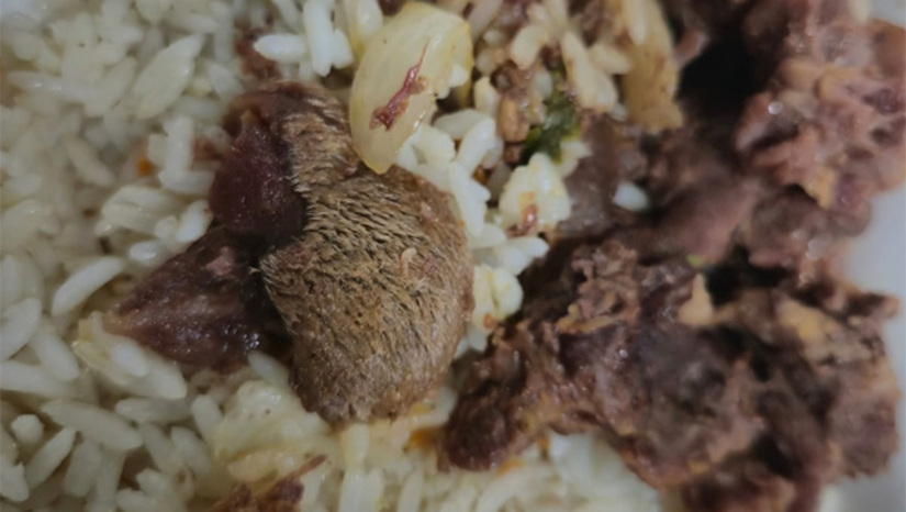 Imagem 1 -  A 10ª Promotoria de Justiça de Mossoró abriu investigação nas unidades da FUNDASE após constatar que as refeições servidas são de má qualidade e, às vezes, estragadas. No jantar deste sábado (28), por exemplo, a carne foi entregue com couro peludo. Enquanto a empresa fornecedora mostra um cardápio balanceado ao governo, serve comida ruim a servidores e internos. O promotor poderá acionar a Justiça contra os responsáveis pelo problema, que já se arrasta há mais de 12 meses.