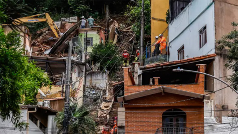   Em visita as áreas atingidas, o presidente Lula disse que vai seguir o modelo que socorreu as vítimas da cheia no Rio Grande do Sul. “Aprendemos com a tragédia no Rio Grande do Sul. Vamos ajudar os prefeitos a recuperar suas cidades, vamos ajudar os pequenos empresários a ter crédito para recuperar suas empresas e vamos dar casa para as pessoas que perderam suas casas”, declarou Lula. O número de mortos subiu para 72 os bombeiros continuam procurando desaparecidos Foto: Ricardo Stuckert
