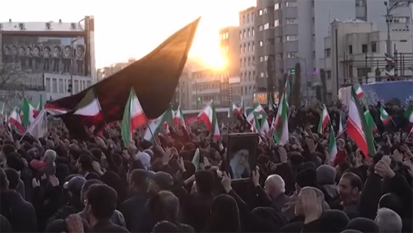   A população do planeta assiste perplexa a mais um ataque direto do Governo do Estados Unidos a soberania de outro País, com a alegativa de estar defendendo a democracia, quando, na verdade, ao derrubar os governos do Iraque, a Síria, a Venezuela, e agora o Irã, está tomando o controle das maiores reservas de petróleo do mundo. Isto é dito abertamente. Não de mortes em função do conflito é incerto. Os bombardeiros continuam avançando. O governo Trump diz que o conflito pode durar algumas semanas. As primeiras consequencias já começaram, com o aumento de 10% no barril de petroleo. 