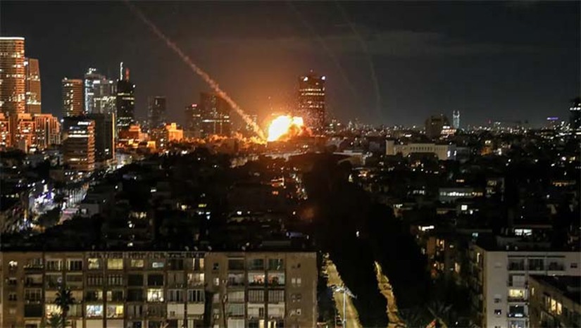   Forças militares de Estados Unidos e Israel usaram perfis nas redes sociais para anunciar prejuízos impostos pelos bombardeios contra o país. O Comando Central dos Estados Unidos (Centcom), responsável por operações militares do país na Ásia Central e no Oriente Médio, afirmou, em publicação na rede social X, que a sede da Guarda Revolucionária Islâmica (IRGC) foi destruída. As informações não foram confirmadas pelo Irã. O Centcom negou que o porta-aviões USS Abraham Lincoln tenha sido atingido por mísseis do Irã, como havia divulgado a IRGC.