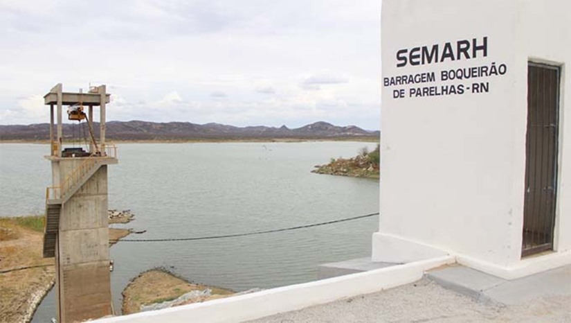   Relatório do IGARN aponta aumento no volume dos 69 reservatórios monitorados no Rio Grande do Norte, que agora acumulam 37,62% da capacidade total, após as chuvas das últimas semanas. A barragem Dinamarca, em Serra Negra do Norte, atingiu 100% e começou a sangrar, enquanto outros 35 mananciais também registraram recarga significativa. Apesar da melhora, 20 reservatórios seguem em estado de alerta, com menos de 10% da capacidade, e o órgão reforça a necessidade de uso racional da água.