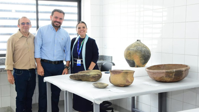   Com foco em arqueologia e paleontologia, A luta pela implantação desse equipamento acontece há alguns anos, tendo a figura do professor Valdeci Santos como um dos responsáveis. Emocionado, ele relembrou sua trajetória ao deixar o emprego de bancário para seguir carreira acadêmica na Uern há 28 anos. Hoje ele vê o sonho desse Centro de Pesquisa ser realizado, e dedicou ao seu grande parceiro de jornada, o também professor da Uern, João de Araújo (in memoriam). “Gratidão imensa ao meu amigo João. Onde ele estiver, está aplaudindo essa conquista”, disse.