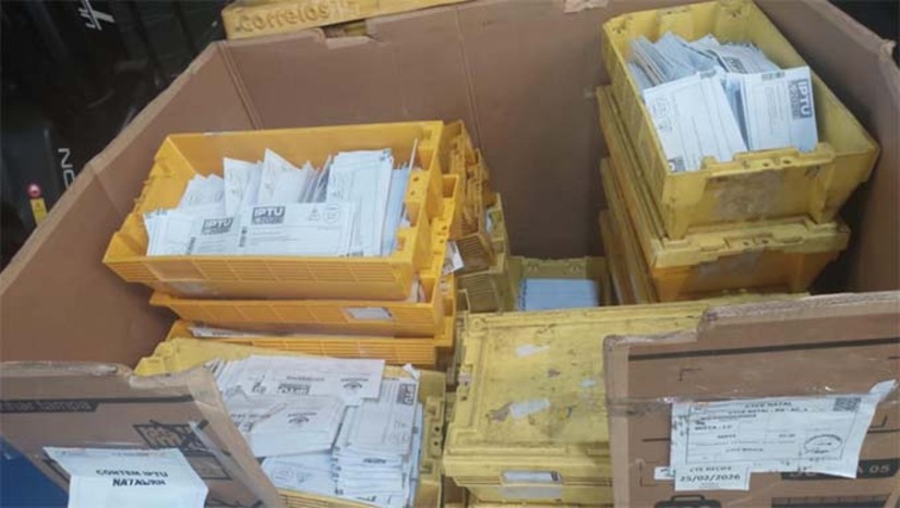 Imagem 1 -  Os Correios começaram a entregar os boletos do IPTU 2026 em Mossoró. O contribuinte que pagar em cota única até 31 de março terá 25% de desconto. Também é possível parcelar em oito vezes, de março a outubro. O boleto pode ser emitido pelo site da Sefaz, WhatsApp ou atendimento presencial.