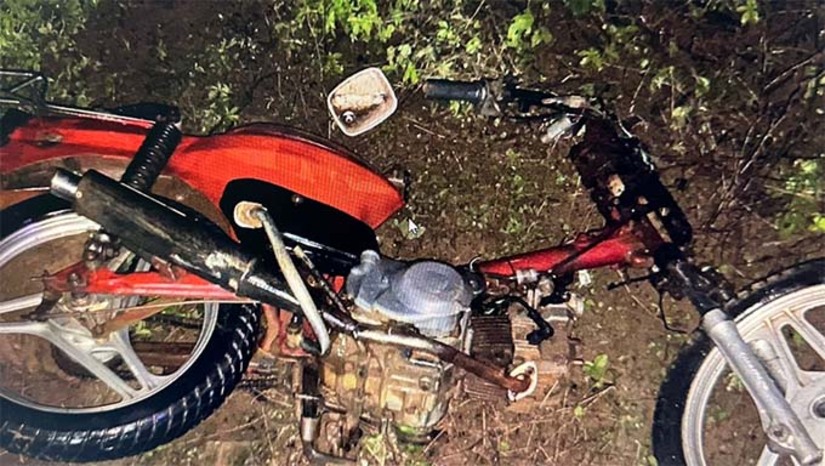   O acidente aconteceu na madrugada desta terça-feira (3), na comunidade de Riacho Grande, zona rural de Mossoró-RN. A vítima teria saído de casa sem autorização com a motocicleta do pai. O pai chegou a registrar o desaparecimento e, pouco depois, foi informado sobre o acidente, encontrando o filho já sem vida no local. O outro jovem, da mesma idade, foi socorrido e levado ao HRTM. O estado de saúde não foi divulgado. A Polícia Civil e o Itep realizaram perícia, e o caso será investigado.