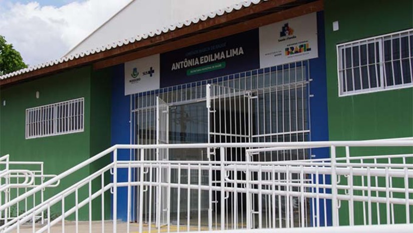  A Prefeitura de Mossoró entrega nesta quinta-feira (5), às 17h, a UBS Antônia Edilma Lima, no bairro Alto do Sumaré. A unidade ampliará o acesso da população aos serviços de Atenção Básica, oferecendo atendimentos gratuitos em Pediatria, Ginecologia, Clínica Geral, Enfermagem e Odontologia, além de vacinação, exames, curativos, medicação e encaminhamentos. A estrutura conta com consultórios médicos e ginecológico, gabinetes odontológicos equipados e salas para triagem, imunização, procedimentos, farmácia e atividades coletivas.