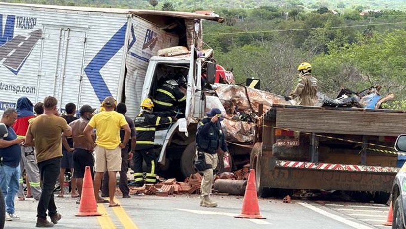   A colisão frontal entre dois caminhões, um baú e outro carregado de tijolos, matou o motoristaFrancisco Jorge Ferreira da Silva, de 37 anos, e deixou, em estado grave o motorista José Ailton. A acidente aconteceu por volta de 12h30 e o resgate das vítimas dos ferragens durou toda tarde. Durante os trabalhos, a BR 226, ficou fechada nos dois sentidos.  O caso será investigado pela Polícia Civil