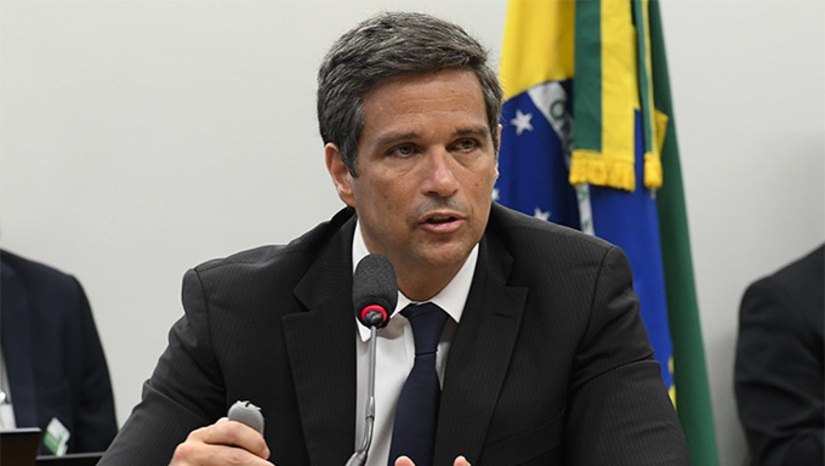   O senador Flávio Bolsonaro (PL-RJ) trabalha para anunciar até abril quem pode ser seu ministro da Fazenda caso vença a eleição presidencial. Os currículos passam por Roberto Campos Neto, ex-chefe do Banco Central no Governo Bolsonaro, e um consultor esporádico do filho 01. O timing é estratégico para testar o nome entre investidores. Já o presidente Lula da Silva deve apostar no número dois de Fernando Haddad por ora, Dario Durigan. Mas petistas palacianos indicam que Lula não descarta anunciar outro nome até outubro. Só os ventos eleitorais vão delinear os anúncios.