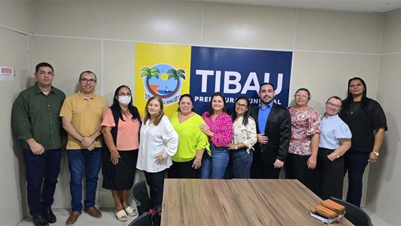   Entre os pontos discutidos no encontro, o reajuste do piso dos professores, com Projeto de Lei já enviado pela prefeita à Câmara Municipal. Os salários serão reajustados em 5,4%, com valores retroativos ao mês de janeiro; e a realização de concurso público, com vagas para professores, com edital em fase final de revisão.   A prefeita Lidiane também assegurou o pagamento, nos próximos dias, do rateio do valor de desempenho dos profissionais que atuam nas equipes da Estratégia Saúde da Família, agentes comunitários, equipes de saúde bucal e eMulti (Equipe Multiprofissional).