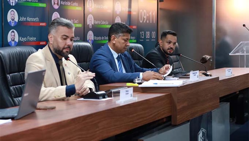   A Câmara aprovou por unanimidade o Projeto de Lei Complementar do Executivo que concede reajuste salarial de 5,4% aos servidores do magistério municipal. O aumento será aplicado aos vencimentos de todas as classes e níveis do Plano de Cargos, Carreiras e Remunerações do Magistério, atualizado com novos valores. O projeto segue agora para sanção do prefeito Allyson Bezerra.