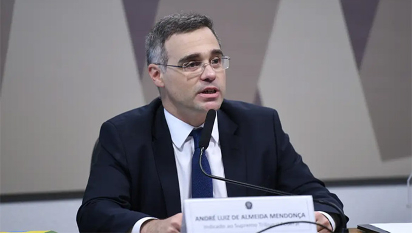   O ministro do STF André Mendonça, relator do inquérito de Daniel Vorcaro, mandou prender todos os participantes do grupo de whatsapp “A Turma”, menos... um ex-presidente do Banco Central que também era signatário e comentava esporadicamente as mensagens criminosas dos aloprados ligados ao “banqueiro”. MAIS na COLUNA ESPLANADA