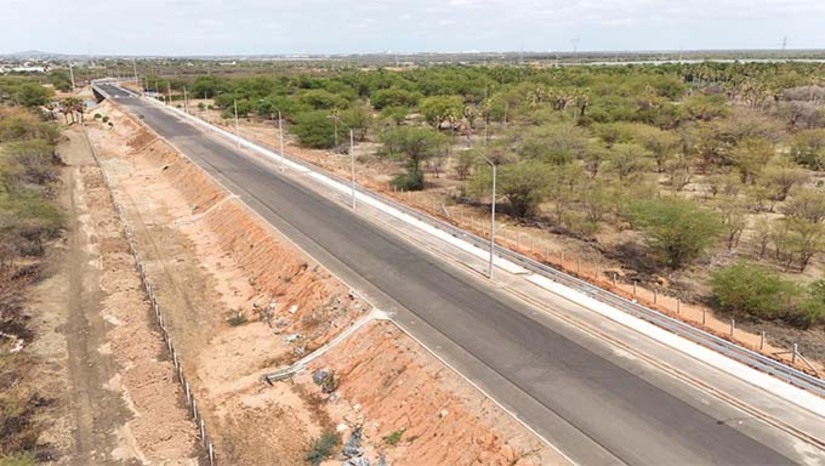   A Prefeitura de Mossoró, por meio da Secretaria Municipal de Infraestrutura (SEINFRA), intensificou os serviços para concluir o Complexo Viário 15 de Março, maior obra de mobilidade urbana já realizada no município. As equipes trabalham nas interseções com rodovias, na concretagem de calçadas e na implantação da sinalização viária, com previsão de entrega ainda em março. Com 8 km de extensão e investimento de cerca de R$ 100 milhões, o complexo deve melhorar a mobilidade, impulsionar o desenvolvimento econômico e contará com ciclovia, calçadão acessível e iluminação 100% em LED.