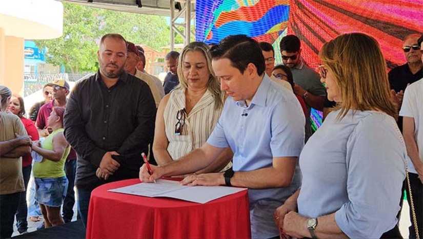   Ordem de serviços foram assinadas no dia do aniversário de 158 anos de emancipação politica e administrativa, em solenidade realizada em frente ao Palácio Jonas Gurgel, no Centro da cidade. Para o prefeito Givago Barreto, o investimento de mais de R$ 7 milhões, “é motivo de muita alegria. Essas obras representam cuidado com as nossas crianças, atenção com a saúde mental da população e, acima de tudo, compromisso com o futuro do nosso município”, destaca Givago.