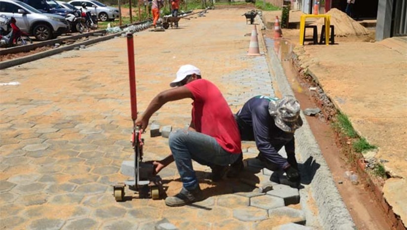  A Prefeitura de Mossoró está realizando obras de pavimentação em 18 ruas do bairro Bela Vista, na zona Leste, por meio do programa “Mossoró Realiza”. Serão mais de 4 mil metros de vias com piso intertravado de alta qualidade. A obra, com investimento superior a R$ 9 milhões, busca acabar com a poeira no verão e a lama no período chuvoso, melhorando a mobilidade, segurança e qualidade de vida dos moradores. Os serviços seguem conforme o cronograma da Secretaria de Infraestrutura e dependem das condições climáticas.