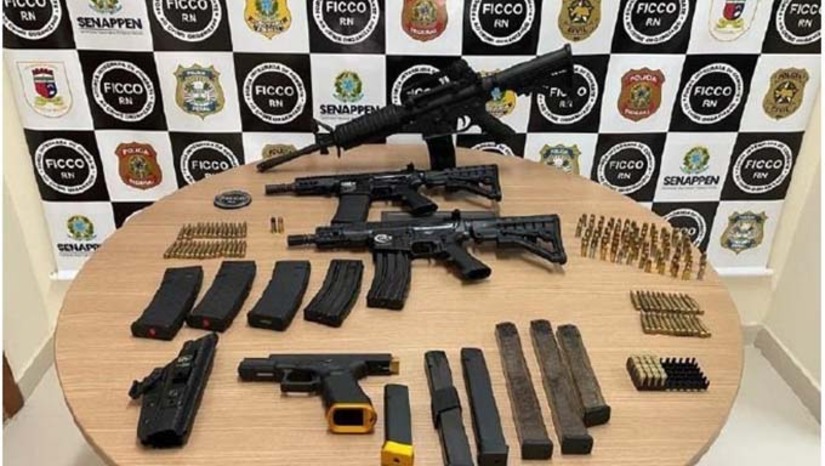   A Polícia Federal no Rio Grande do Norte realizou a segunda fase da Operação Bate Lata, visando desarticular uma organização criminosa interestadual envolvida no comércio ilegal de armas, munições e outros crimes. Foram expedidos 21 mandados de busca e apreensão, 19 de prisão preventiva e duas medidas de monitoramento eletrônico nos estados do RN, PE e RS, além do bloqueio de valores dos investigados. Até o momento, 15 prisões foram cumpridas, com apreensão de pistolas, revólveres, munições e cerca de 1,9 kg de drogas.