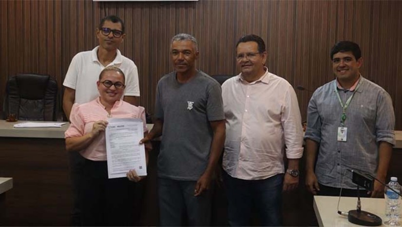   Grossos é o único município do país que ainda possui e preserva as salinas artesanais, com mais de 100 unidades em atividade. Trata-se de uma prática secular, histórica e cultural, que atravessa gerações e faz parte da identidade e da economia local. A entrega das certidões faz parte de um processo de regularização ambiental garantindo mais segurança jurídica aos trabalhadores. A ação é fruto da parceria entre a Prefeitura de Grossos, a Ecosafety Consultoria e Sebrae, resultando na emissão de mais de 50 licenças ambientais para o setor.