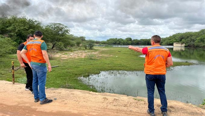   O INMET mantém Mossoró em alerta laranja de perigo para chuvas intensas até esta sexta-feira (6), com risco de alagamentos, quedas de árvores, descargas elétricas e possíveis interrupções de energia. A Defesa Civil orienta a população a evitar áreas alagadas, locais abertos e contato com objetos metálicos durante tempestades. O órgão também pede atenção a sinais de risco em casas e terrenos e segue monitorando o nível do Rio Mossoró, com atendimento 24 horas pelo telefone 199.