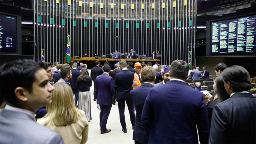   As robustas Frentes Parlamentares do patronato – leia-se agronegócio, indústria e serviços – se reuniram em debates e almoços nessa semana e já avisaram ao presidente da Câmara, Hugo Motta, que vão trabalhar nas lideranças para adiar para 2027 o debate da PEC do fim da jornada 6 x 1. Os argumentos são diretos e bem amparados: estudos já prontos mostram uma regressão na economia do País, um peso maior nas costas do patrão, redução na geração de empregos. Mais na COLUNA ESPLANADA