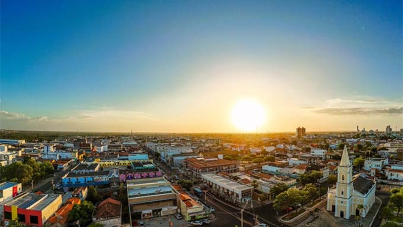   Quando comparado o desconto no IPTU entre as grandes metrópoles do Nordeste, Mossoró aparece em primeiro lugar, com 25% de desconto. A capital do Rio Grande do Norte, Natal, oferece apenas 16%. Fortaleza (CE) disponibilizou desconto de 6%. Já Salvador (BA) concedeu 7% na cota única. Em Mossoró, o contribuinte conta com pagamento facilitado no PIX, boleto ou parcelando o IPTU em até 12x no cartão de crédito. A partir deste sábado (7), seguindo até o sábado (27), o município estará com o Sabadão do IPTU, com atendimento das 8h às 12h.