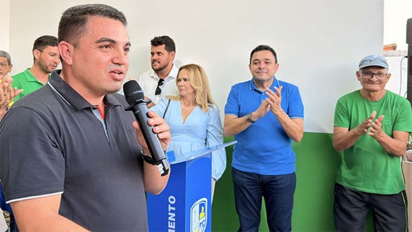   A Prefeitura de Serra do Mel inaugurou duas novas escolas municipais, a Francilene Carlos na Vila Alagoas e a Maria Lúcia Rodrigues Dantas na Vila Mato Grosso, com estruturas modernas, salas climatizadas e equipamentos novos. O prefeito Kênio Azevedo destacou que o objetivo é oferecer aos alunos da rede pública as mesmas condições de conforto e qualidade das escolas particulares. As inaugurações reforçam o compromisso da gestão com a infraestrutura e o sucesso escolar dos estudantes.