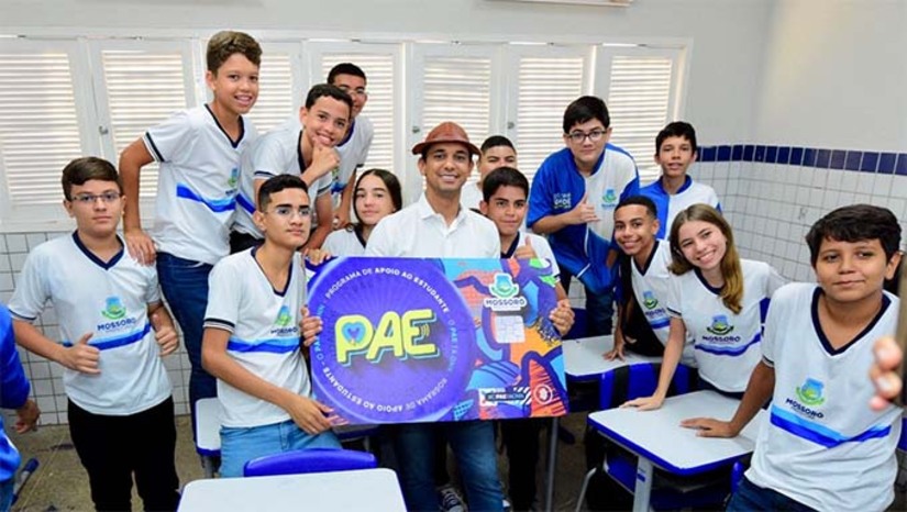   O Programa de Apoio ao Estudante (PAE), criado em 2025 pelo prefeito de Mossoró, Allyson Bezerra, oferece auxílio financeiro a alunos da rede municipal de famílias de baixa renda. O benefício é de R$ 200 por mês durante o período letivo e R$ 300 em janeiro e julho, para estudantes que estejam matriculados e cumpram critérios como vacinação em dia, boa frequência, notas e comportamento. O programa busca reduzir evasão e abandono escolar, além de incentivar o desempenho acadêmico e a inclusão social. Em 2026, foi aberto um segundo edital com mais 5 mil vagas, já com cerca de 5.400 inscritos, e as inscrições seguem até 8 de março pelo site da prefeitura.