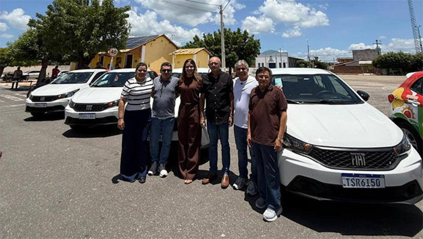 Imagem 1 -  O prefeito Artur Vale comprou cinco carros e três motos, com recursos destinados pelo mandato do deputado federal Benes Leocádio, que vão reforçar os atendimentos de saúde, em especial na zona rural rural. A entregua aconteceu nesta  sexta-feira, dia 6. “Seguimos trabalhando para fortalecer os serviços públicos e garantir mais estrutura para atender bem o nosso povo”, afirmou o prefeito Artur Vale.