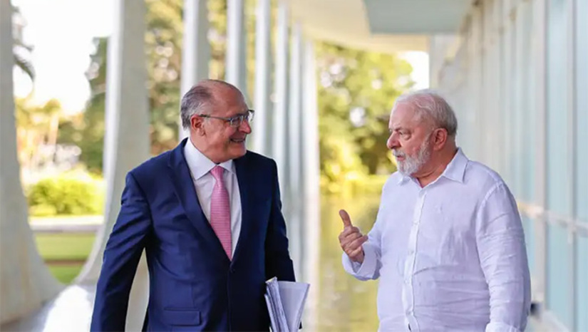   Fim da novela. O presidente Lula da Silva, pragmático ao seu estilo político (sem consultar ninguém do partido), avisou aos palacianos e dirigentes do PT que Geraldo Alckmin será o seu vice à reeleição. Além de quieto, um peso a menos nesse Governo, Alckmin foi leal desde a neoaliança. E também o Geraldo 2.0 (ex-tucano) não teria votos mais para se eleger governador ou ao Senado. Ele perdeu o eleitor tradicional. Mais, na COLUNA ESPLANADA
