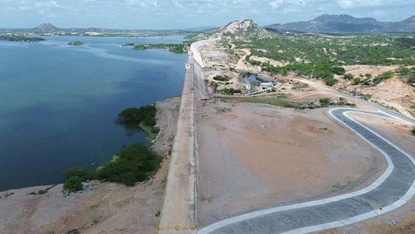 Imagem 1 - A recarga ocorre no momento em que 75 municípios estão em situação emergencial reconhecida pela Defesa Cívil, tendo como fator a seca em estágio extremo, isto é, quando há forte impacto social e econômico causado pela escassez hídrica na região. O volume produzido pelas chuvas de fevereiro e início de março encheu pequenos reservatórios, reforçou as reservas de açudes de médio porte e dobrou o volume de Oiticica, segunda maior barragem do RN. Oiticica tem capacidade para armazenar 742,6 milhões de metros cúbicos. Nesta sexta-feira (06), ela armazenava 214,1 milhões, 28,8% da capacidade. Imagem 1 - A recarga ocorre no momento em que 75 municípios estão em situação emergencial reconhecida pela Defesa Cívil, tendo como fator a seca em estágio extremo, isto é, quando há forte impacto social e econômico causado pela escassez hídrica na região. O volume produzido pelas chuvas de fevereiro e início de março encheu pequenos reservatórios, reforçou as reservas de açudes de médio porte e dobrou o volume de Oiticica, segunda maior barragem do RN. Oiticica tem capacidade para armazenar 742,6 milhões de metros cúbicos. Nesta sexta-feira (06), ela armazenava 214,1 milhões, 28,8% da capacidade.