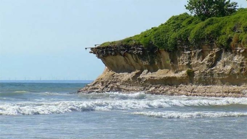 Imagem 1 - A Secretaria de Agricultura e Meio Ambiente de Tibau alertou moradores e turistas sobre risco de deslizamento de rochas na Pedra do Chapéu, em Tibau. Segundo a secretária Rejane Barros, registros recentes de desmoronamento na área podem aumentar o risco de queda de pedras. Mesmo com placas de alerta, alguns banhistas seguem no local. Equipes da prefeitura estiveram na área orientando visitantes a se afastarem. Ao portal Mossoró Hoje, a secretária informou que o município realiza diligências internas para adotar medidas de segurança e reforçou o pedido para que a população evite a região até que a situação seja normalizada. Imagem 1 - A Secretaria de Agricultura e Meio Ambiente de Tibau alertou moradores e turistas sobre risco de deslizamento de rochas na Pedra do Chapéu, em Tibau. Segundo a secretária Rejane Barros, registros recentes de desmoronamento na área podem aumentar o risco de queda de pedras. Mesmo com placas de alerta, alguns banhistas seguem no local. Equipes da prefeitura estiveram na área orientando visitantes a se afastarem. Ao portal Mossoró Hoje, a secretária informou que o município realiza diligências internas para adotar medidas de segurança e reforçou o pedido para que a população evite a região até que a situação seja normalizada.