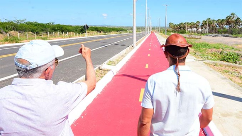 Imagem 1 - “É a data em que vamos entregar essa grande obra de mobilidade urbana para a cidade de Mossoró, a maior obra já executada pela Prefeitura Municipal em toda a história”, destacou o prefeito. O Complexo Viário 15 de Março liga as BRs 304 e 110, desafogando o trânsito para quem trafega nas saídas para Fortaleza e Areia Branca. A obra também beneficiará diretamente moradores dos conjuntos habitacionais da região, além de garantir melhor acesso às universidades e aos fóruns. A obra conta com 8 km de extensão, totalmente iluminada com LED, com 100% de calçadão e 100% de ciclovia. “É uma obra que emociona pela sua grandiosidade, que muda totalmente a geografia da nossa cidade”, pontuou. Imagem 1 - “É a data em que vamos entregar essa grande obra de mobilidade urbana para a cidade de Mossoró, a maior obra já executada pela Prefeitura Municipal em toda a história”, destacou o prefeito. O Complexo Viário 15 de Março liga as BRs 304 e 110, desafogando o trânsito para quem trafega nas saídas para Fortaleza e Areia Branca. A obra também beneficiará diretamente moradores dos conjuntos habitacionais da região, além de garantir melhor acesso às universidades e aos fóruns. A obra conta com 8 km de extensão, totalmente iluminada com LED, com 100% de calçadão e 100% de ciclovia. “É uma obra que emociona pela sua grandiosidade, que muda totalmente a geografia da nossa cidade”, pontuou.