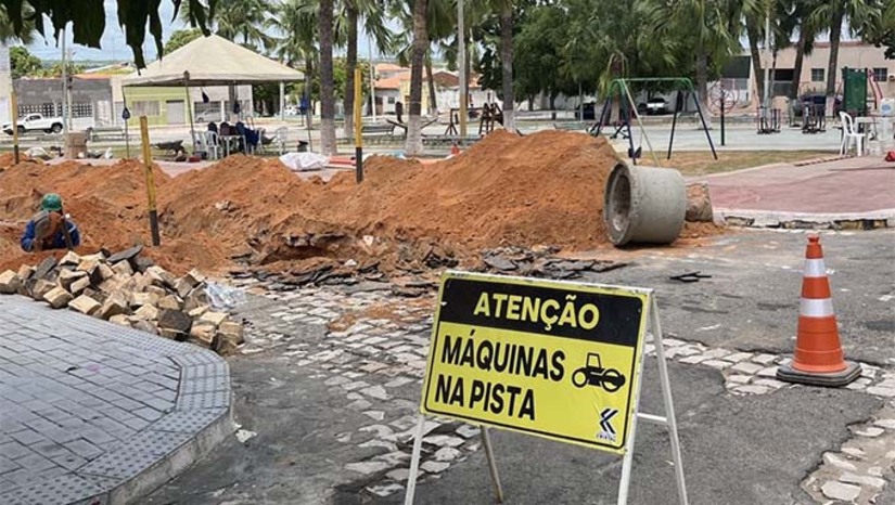   As obras de esgotamento sanitário em Apodi seguem avançando com investimento inicial de R$ 13,6 milhões, que faz parte de um total de R$ 52 milhões já garantidos por meio do PAC Seleções para a conclusão do projeto no município. A iniciativa representa um avanço importante para a cidade, que possui cerca de 36 mil habitantes, sendo que 58% vivem na zona urbana e o restante na zona rural.  Entre os principais benefícios do investimento está o fim do despejo de esgoto in natura na Lagoa de Apodi, principal cartão-postal da cidade, contribuindo para a preservação ambiental, melhoria da saúde pública e valorização da área urbana.