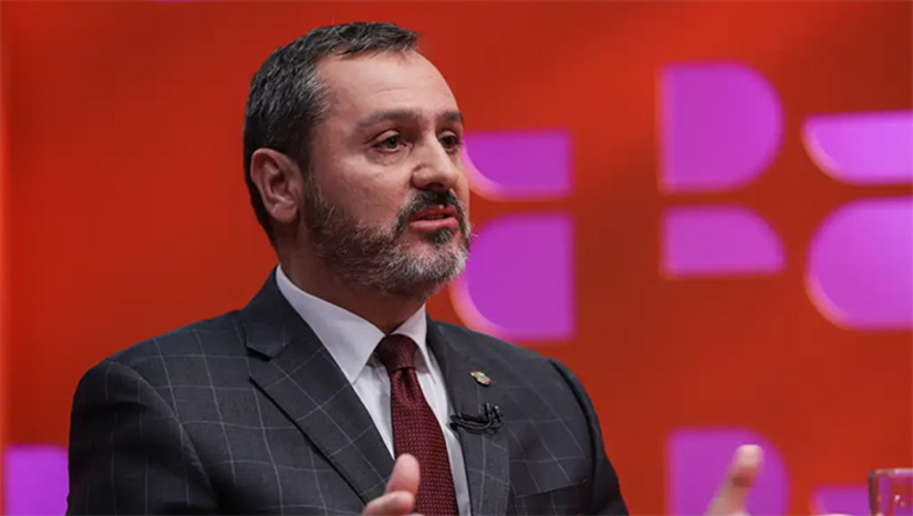   A presença constante em farofas institucionais fez o Diretor-Geral da Polícia Federal, entre portas da corporação, ganhar o apelido de DG – Degustador-Geral. Ele faz por onde. Ao contrário de antecessores que se fecharam em gabinetes e evitaram eventos para demasiadas palmas, Andrei é visto em fóruns nacionais e internacionais para palestrar (tudo dentro da prerrogativa do cargo, evidente). Mas duas aparições o colocam em situação delicada junto aos pares – e aos chefes. Ano passado, após o fórum de direito de Lisboa, o tal Gilmarpalooza (organizado pelo famoso ministro do STF), Andrei deu uma esticada ao Vale Douro para passear na vinícola do bilionário Rubens Menin – sócio de Daniel Vorcaro na SAF do Clube Atlético Mineiro. Ontem, o “Poder 360” revelou que Andrei estava à mesa com o então “banqueiro” Vorcaro em Londres, em 2024, numa rodada de uísque Macallan (US$ 65 mil a garrafa), ao lado de Dias Toffoli (STF), Alexandre de Moraes (STF) e Paulo Gonet (PGR). Vorcaro não era à época o encrencado de hoje. Mas são doses que hoje amargam o paladar da confraria.